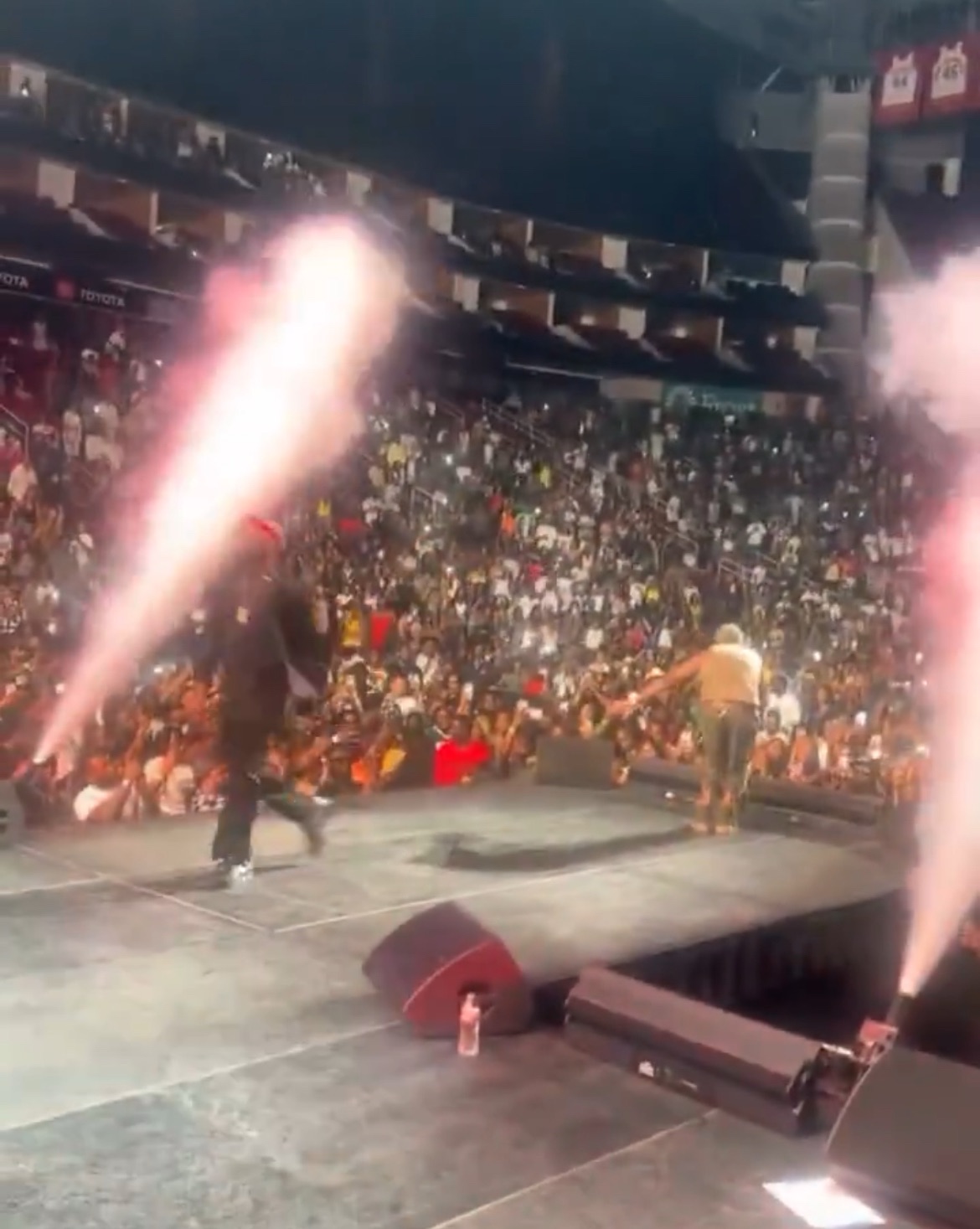 Davido & Odumodublvck Perform ‘Funds’ Live at 19k-Capacity Toyota Center on 5ive Alive Tour
