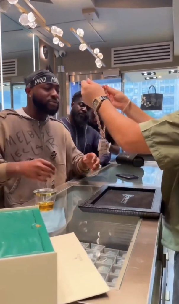 davido bombardier chain